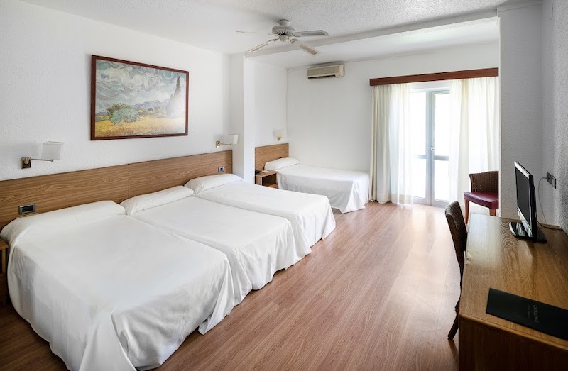 habitacion cuadruple catalonia punta del rey 03