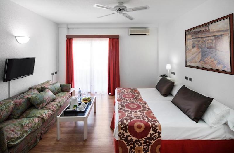 habitacion cuadruple premium catalonia punta del rey 01