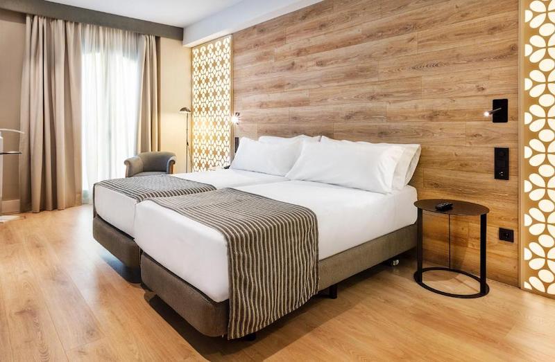 habitacion deluxe catalonia santa justa 03