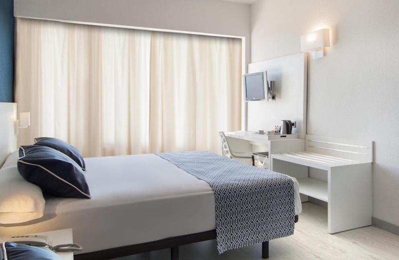 habitacion pool view catalonia del mar 01