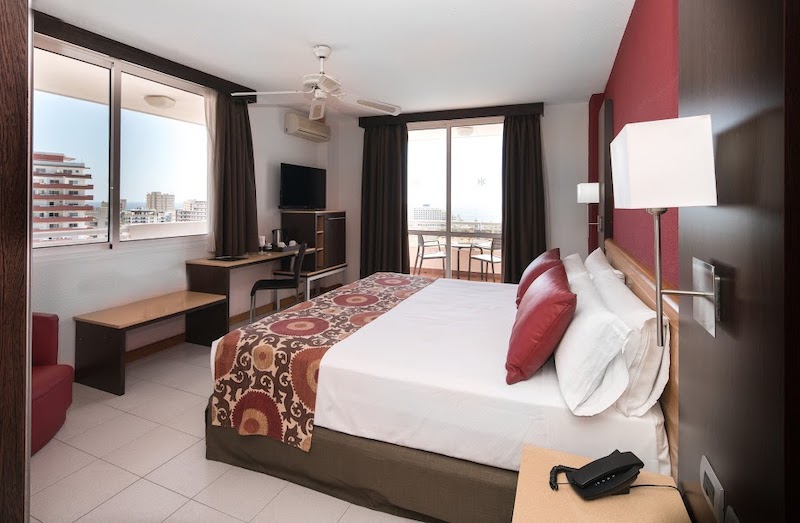 habitacion premium catalonia oro negro 01