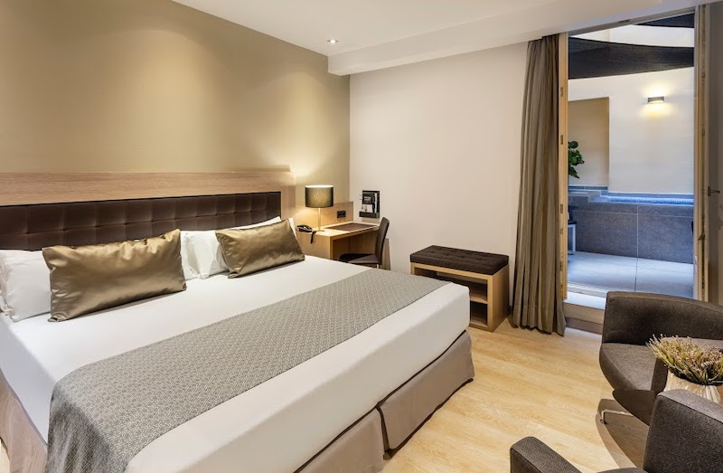 habitacion premium terrace con piscina privada catalonia plaza mayor 01