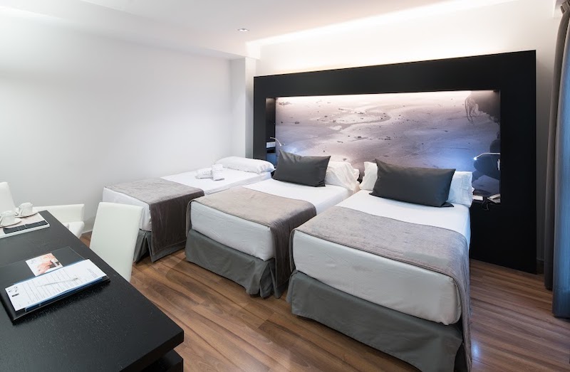 habitacion triple catalonia catedral 01