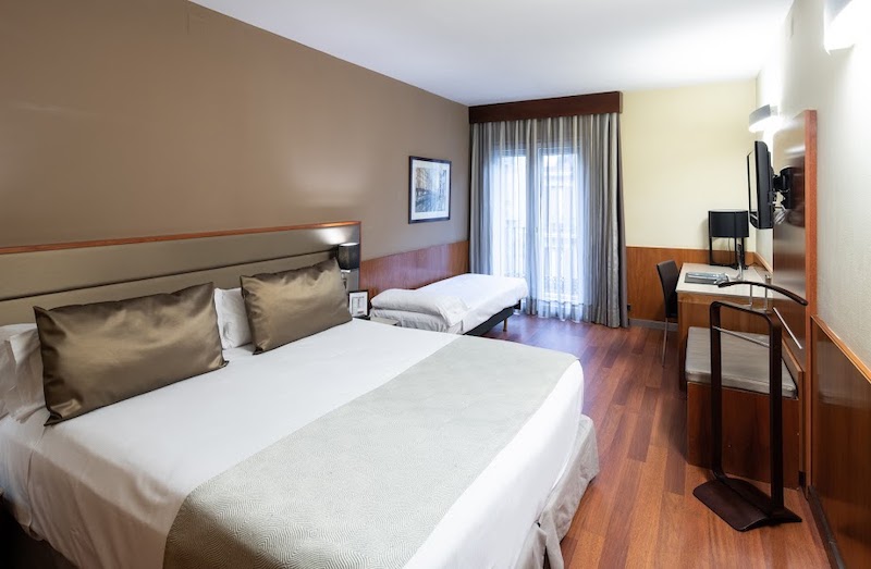 habitacion triple catalonia diagonal centro 01