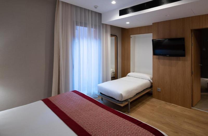 habitacion triple catalonia eixample 01