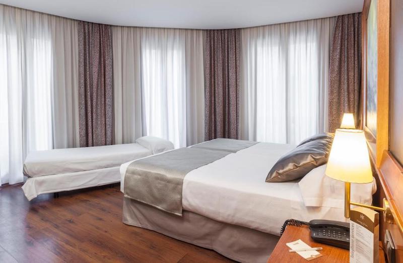 habitacion triple catalonia excelsior 01