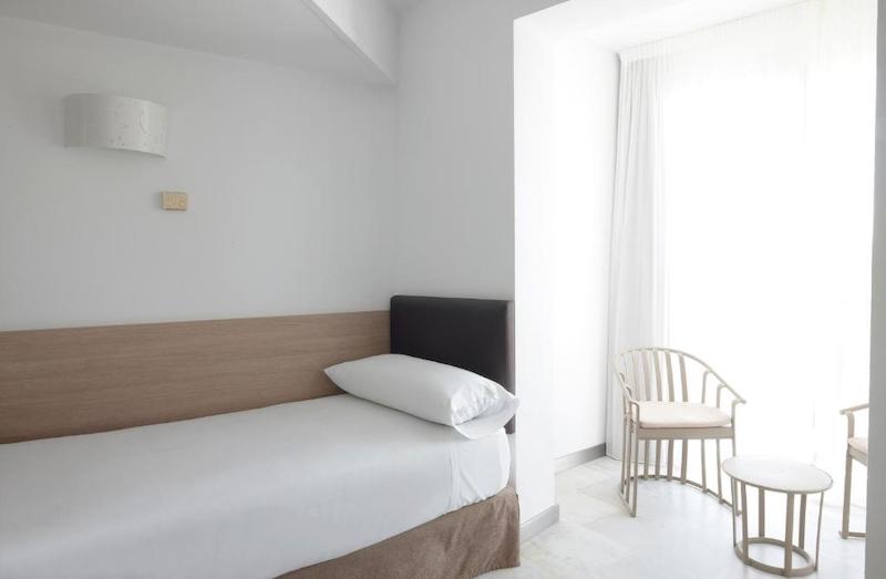 habitacion triple catalonia mirador des port 02