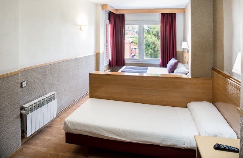 habitacion triple catalonia park guell 03