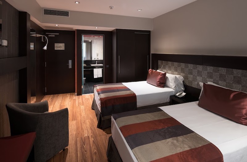 habitacion triple catalonia port 02