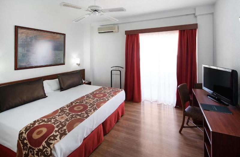 habitacion cuadruple premium catalonia punta del rey 02