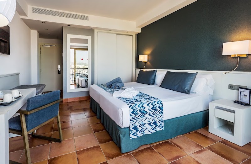 habitacion deluxe vista mar terraza catalonia ses estaques 02