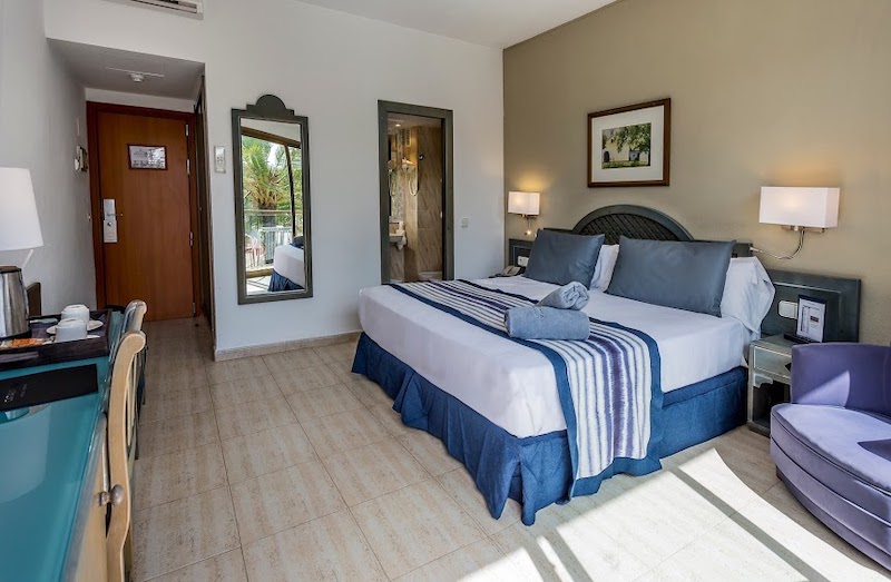 habitacion doble vista mar con terraza catalonia ses estaques 02