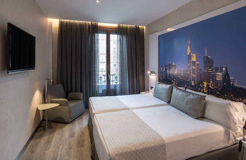 habitacion premium catalonia gran via bcn 01