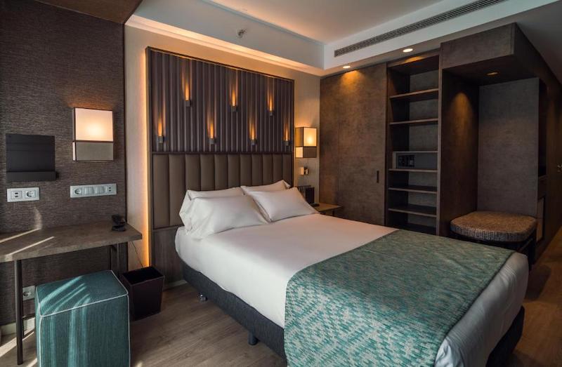 habitacion premium catalonia gran via bilbao 01