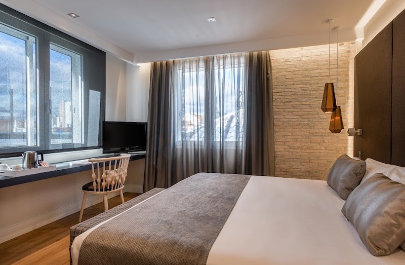 habitacion superior terrace jacuzzi catalonia gran via 01