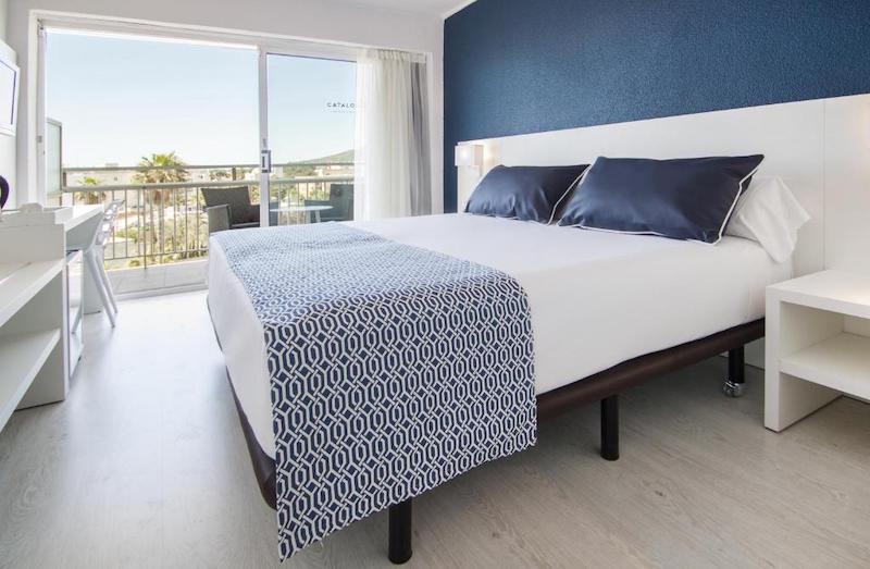 habitacion terrace superior mountain view catalonia del mar 01