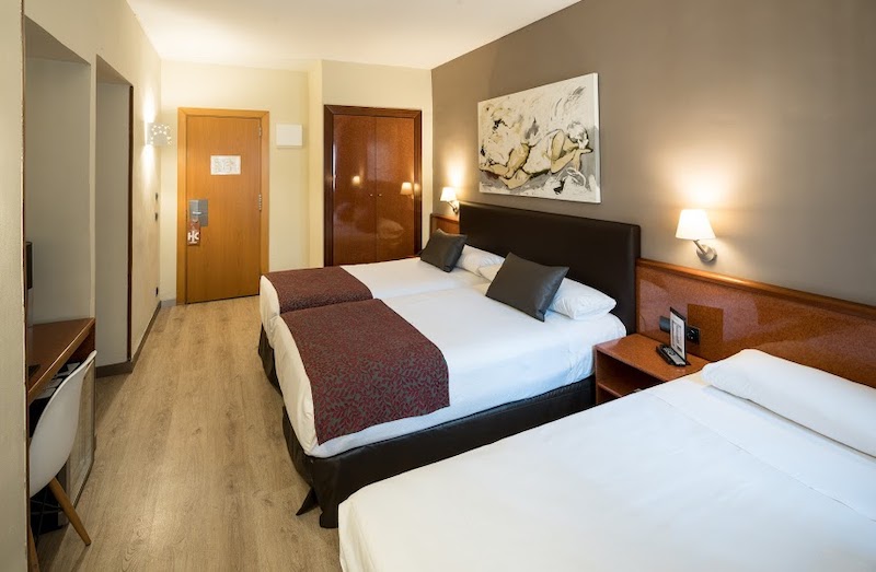 habitacion triple catalonia castellnou 03