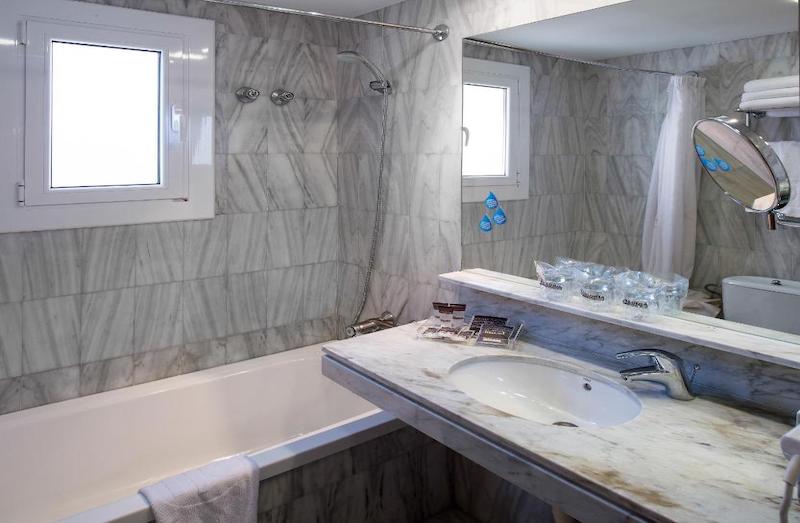 habitacion triple catalonia castellnou 05