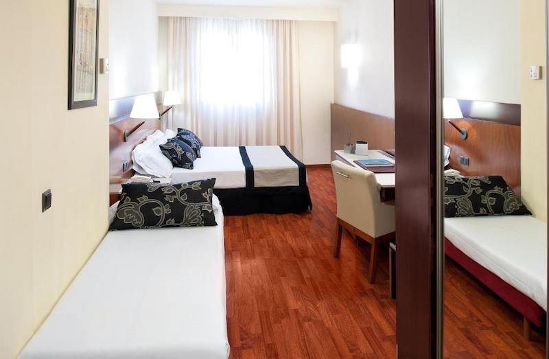 habitacion triple catalonia eixample 02