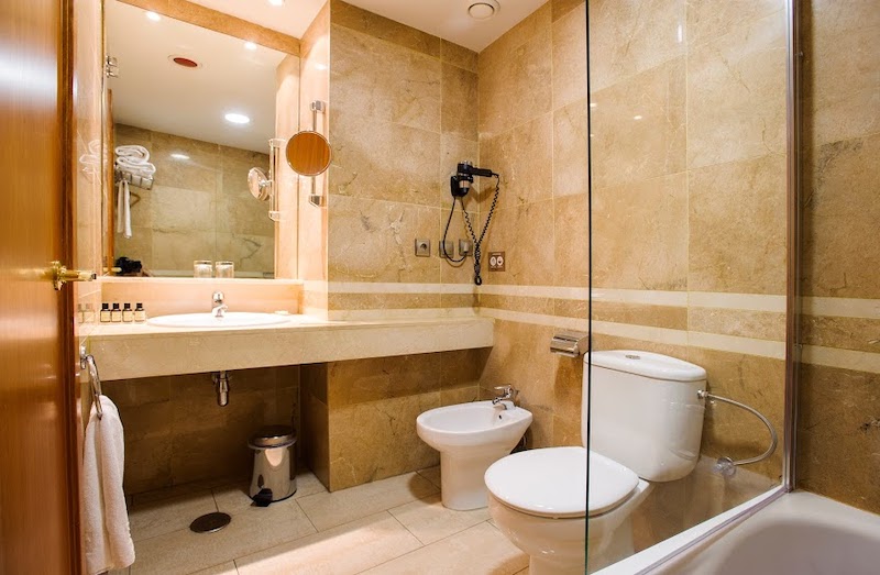 habitacion triple catalonia floridablanca 03