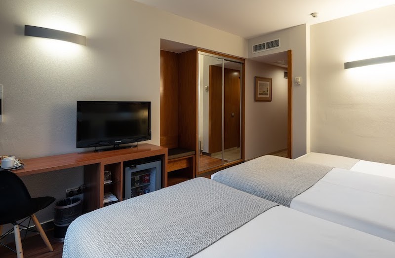 habitacion triple catalonia la pedrera 04