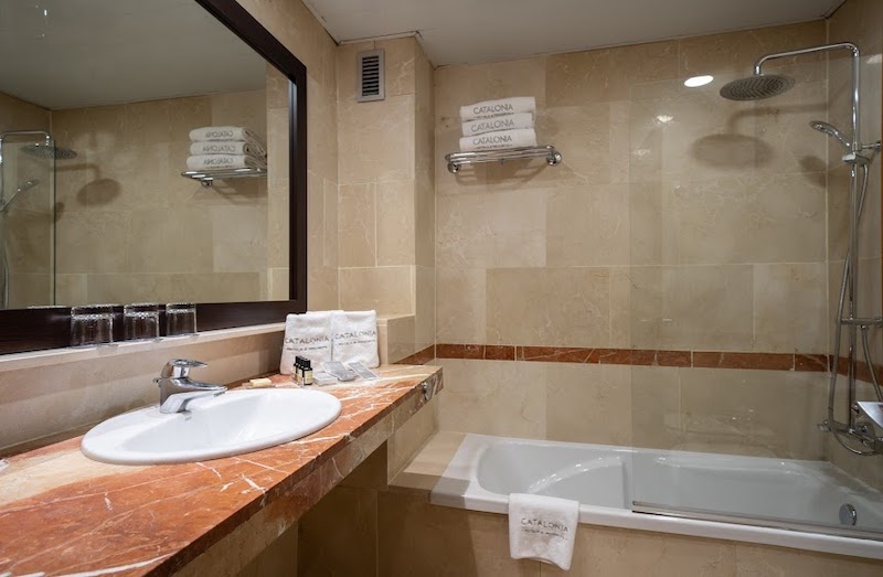 habitacion triple catalonia la pedrera 05