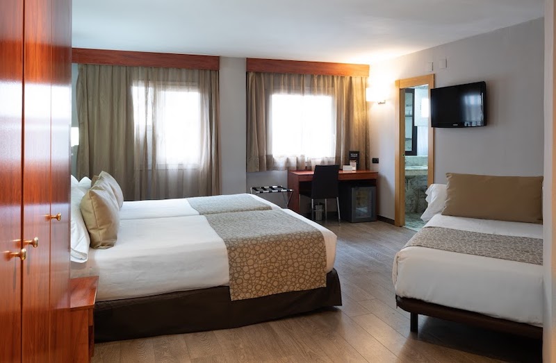 habitacion triple catalonia park putxet 03