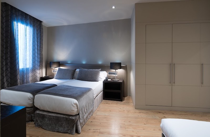 habitacion triple catalonia portal del angel 01