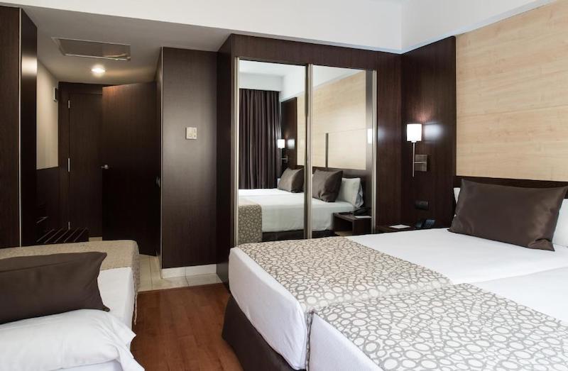 habitacion triple catalonia sagrada familia 01