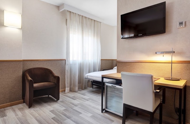 habitacion triple catalonia santa justa 01