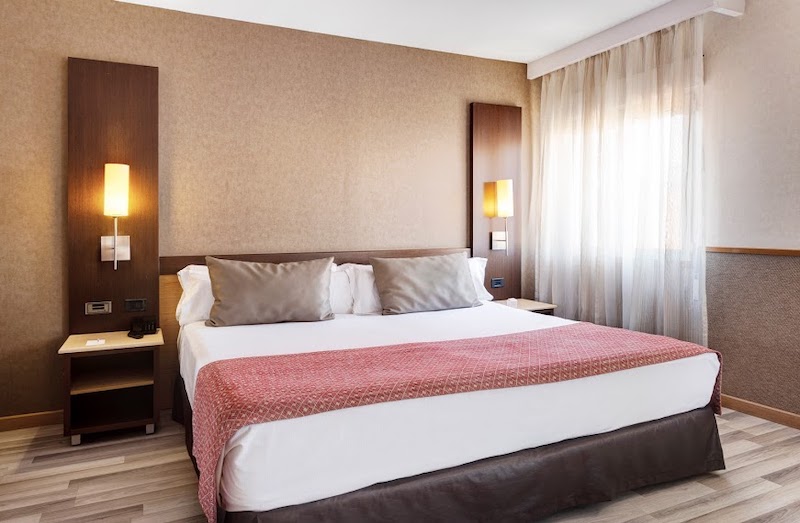 habitacion triple catalonia santa justa 03