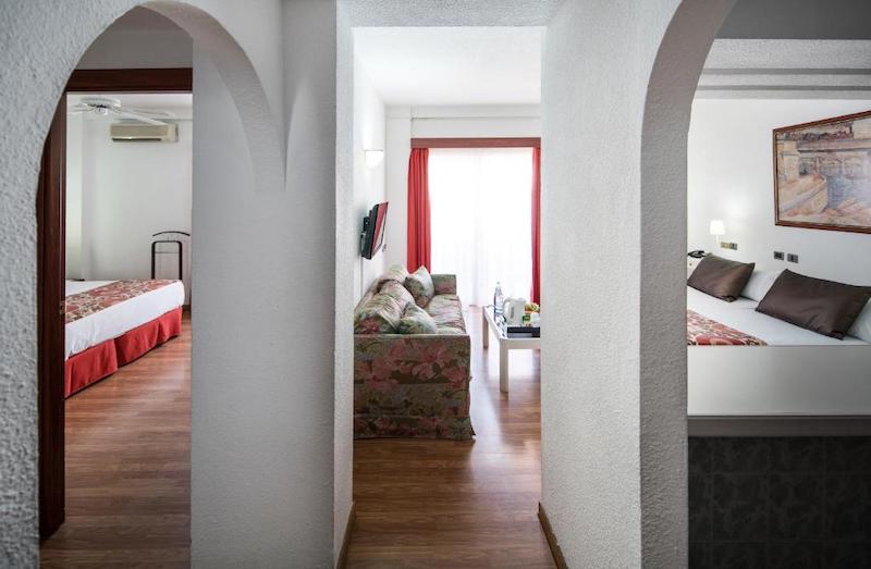 habitacion cuadruple premium catalonia punta del rey 03