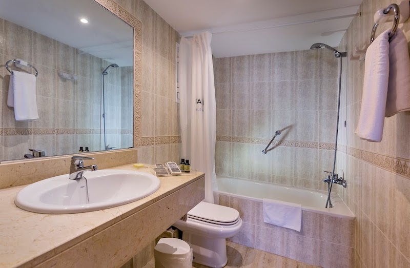 habitacion doble vista mar con terraza catalonia ses estaques 06