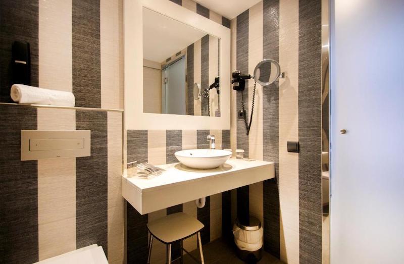 habitacion individual pool view catalonia del mar 05