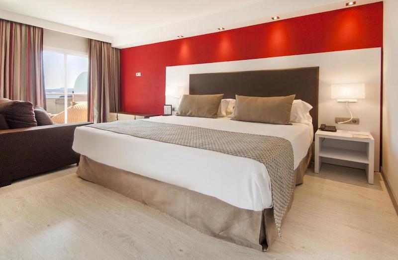 habitacion junior suite pool terrace catalonia majorica 01