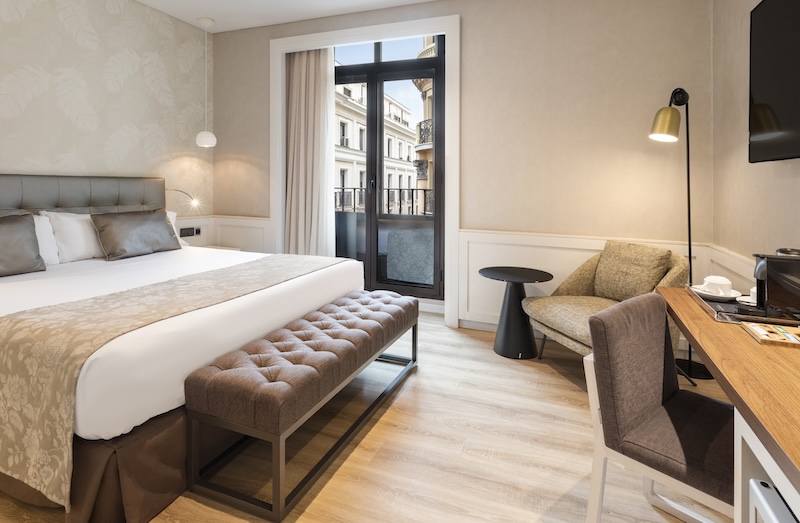 habitacion premium catalonia puerta del sol 01