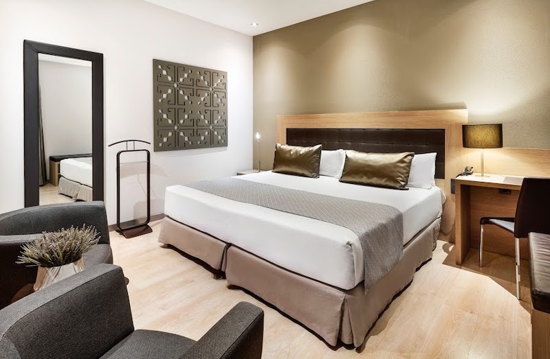 habitacion premium terrace con piscina privada catalonia plaza mayor 02