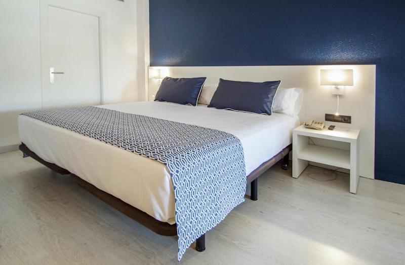 habitacion terrace superior mountain view catalonia del mar 03