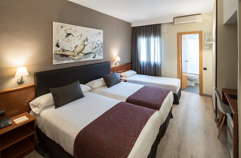 habitacion triple catalonia castellnou 01