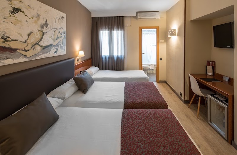 habitacion triple catalonia castellnou 04