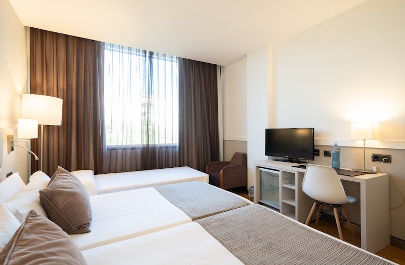 habitacion triple catalonia gran hotel verdi 04