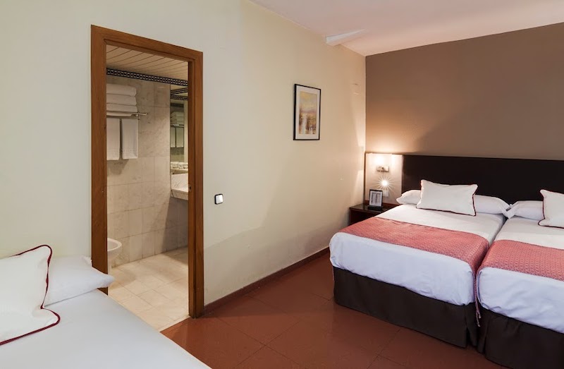 habitacion triple catalonia hispalis 03