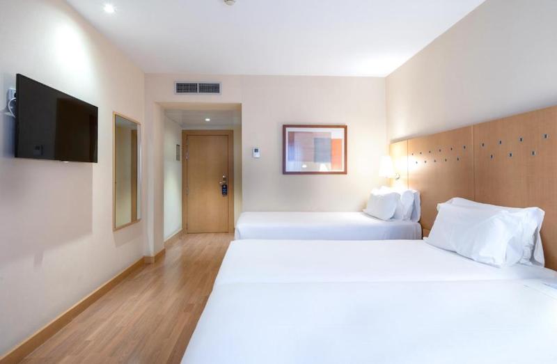 habitacion triple catalonia la maquinista 03