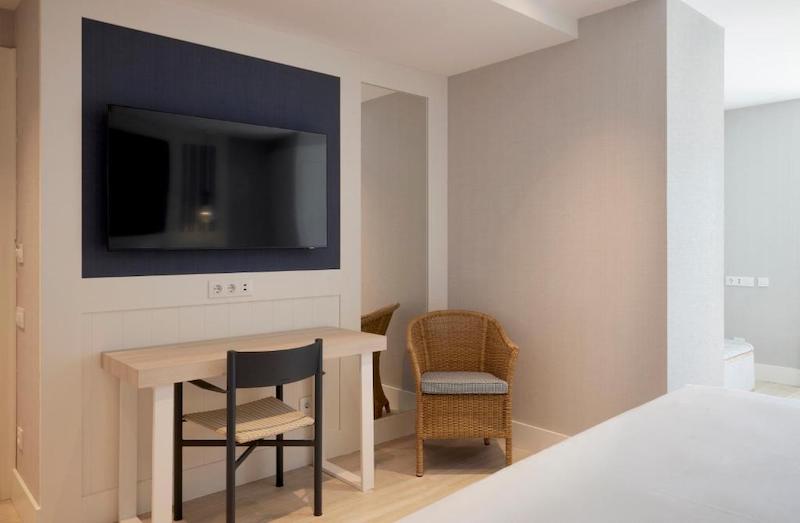 habitacion triple premium catalonia mirador des port 05