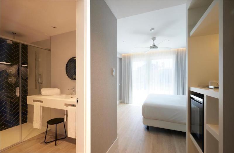 habitacion triple premium catalonia mirador des port 06