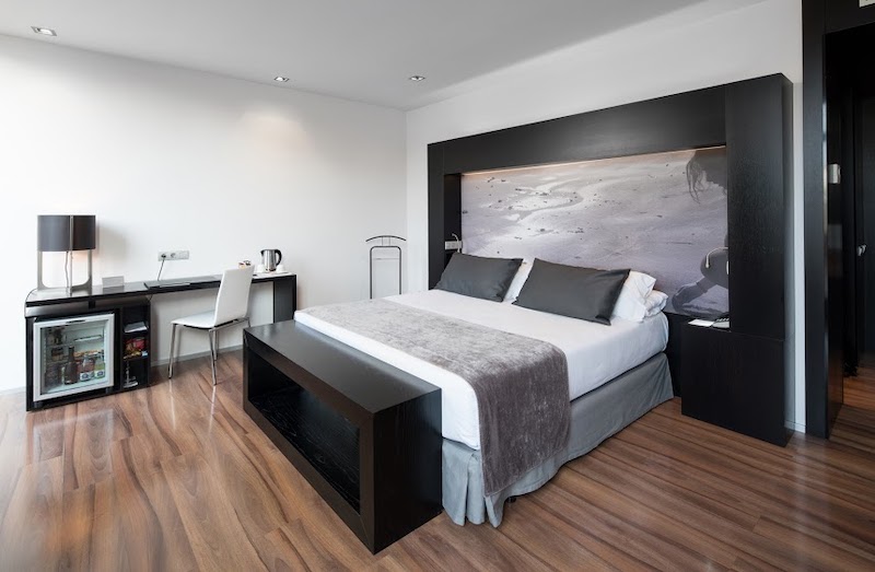 superior terrace deluxe pool catalonia catedral 01