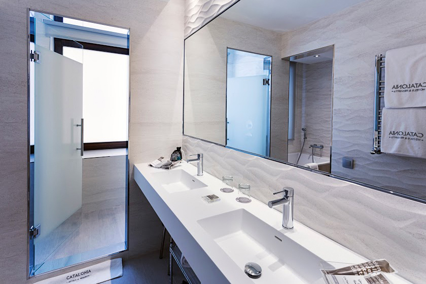 catalonia ronda hab suite the corner bathroom 01