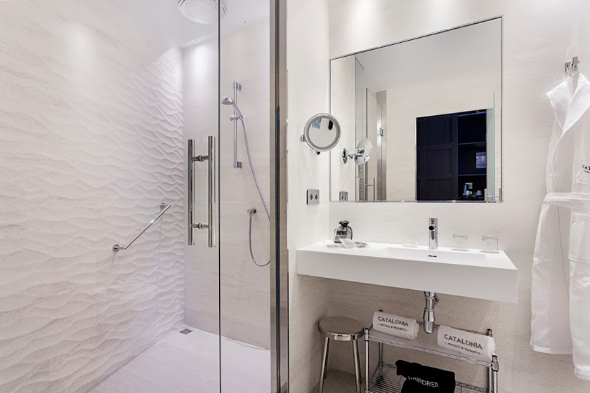 catalonia ronda hab superior bathroom 04