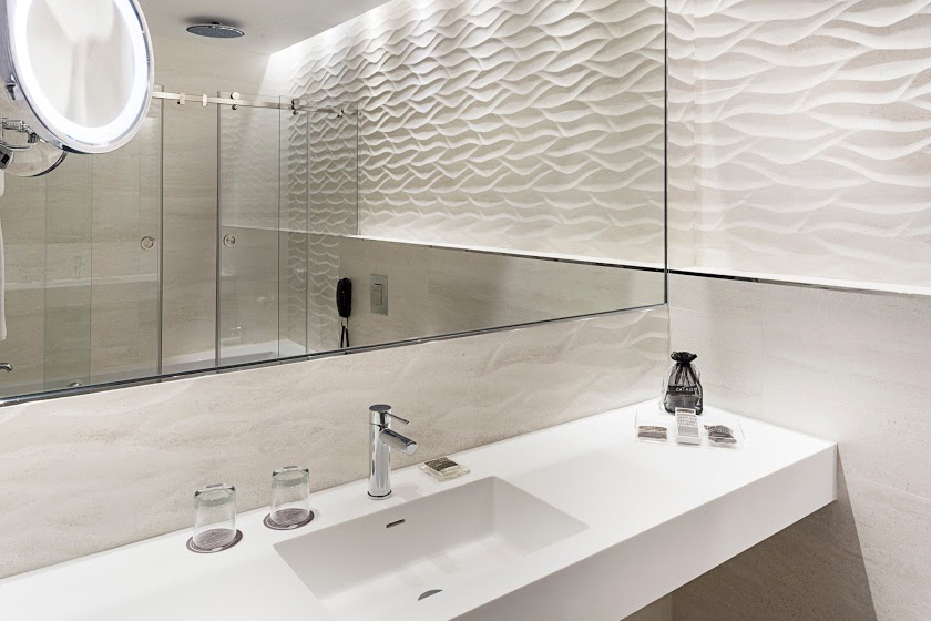 catalonia ronda hab triple deluxe bathroom 01