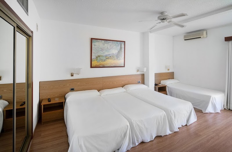 habitacion cuadruple catalonia punta del rey 01